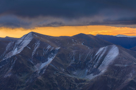 在 fagaras 山日出