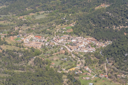 阿罗约弗镇在塞拉利昂 de Cazrola，哈恩，西班牙