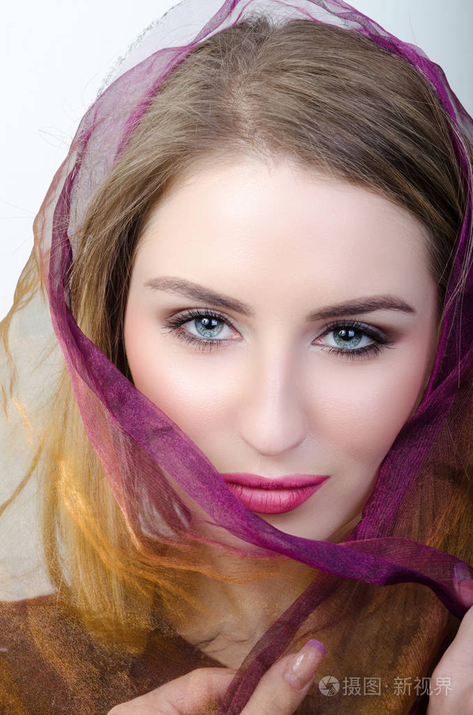 性感的蓝眼睛的头巾的女人