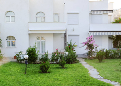 观的现代建筑与美丽的草坪照片