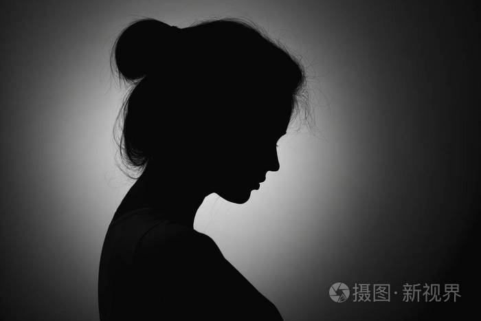 未知的悲伤的女人,女性坳陷脸轮廓剪影低下了头