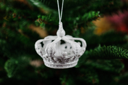 银色的圣诞节树玩具皇冠的形式