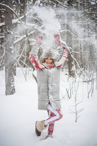 妇女在假日投掷雪