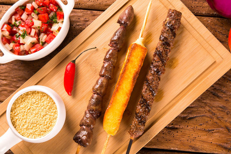 什锦的牛排烤串在一块板上照片