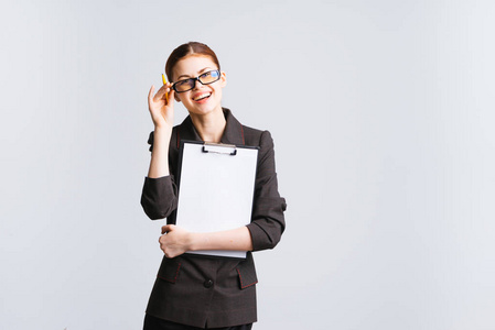 着震惊的表情,她脸上女商务秘书持有文件合同商务办公室内部年轻女子