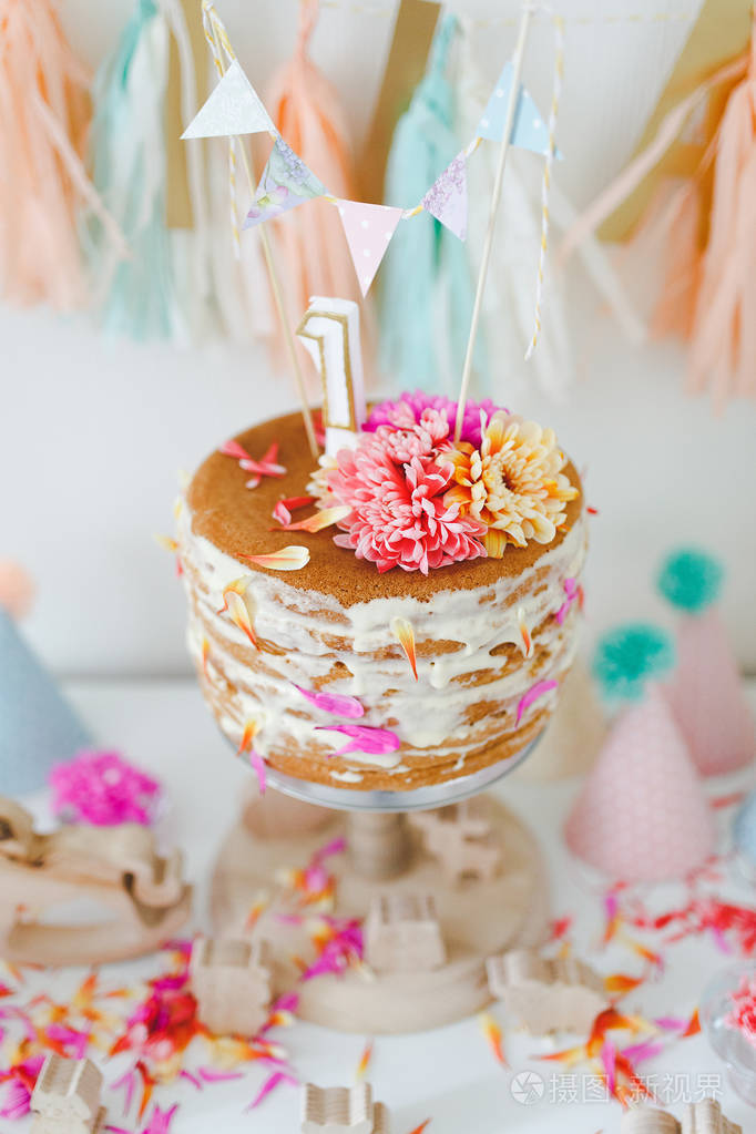 庆祝一周年的生日蛋糕