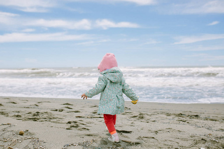 蹒跚学步的女孩，在沙滩上