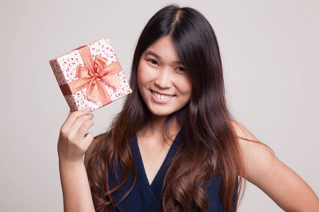 年轻的亚裔女子，和一个礼品盒