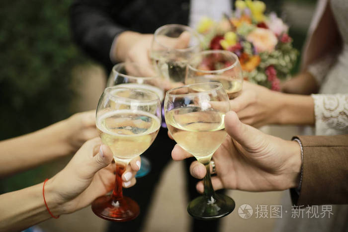 朋友无比酒杯与酒精, 特写, 愉快的庆祝在党