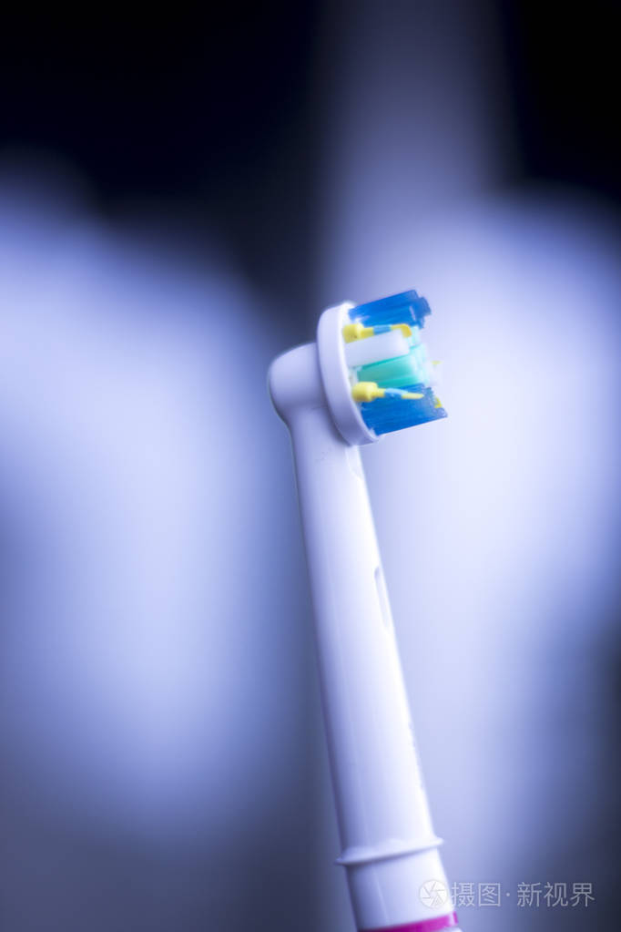 蓝色电动牙刷