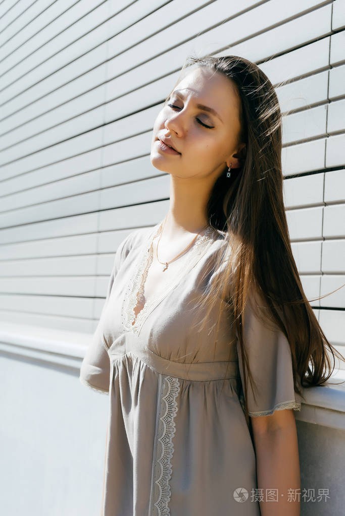 完美的肌肤构成闭着眼睛的女孩