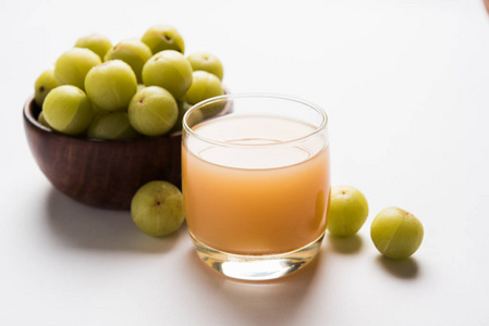 印度的新鲜猕猴桃汁或股票照片的反洗钱法汁 (余甘子),选择性焦点照片