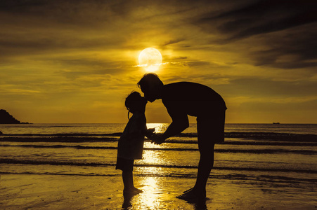 的孩子,亲吻她的父亲的轮廓侧视图照片