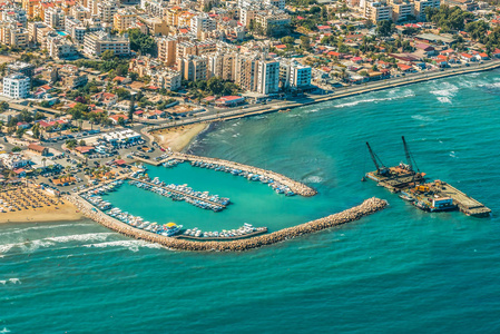 塞浦路斯拉纳卡海港口城市。查看从飞机到海岸线 海滩 海港和拉纳卡市的体系结构