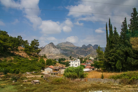 如诗如画的道路，通过沿 Karpuchay 峡谷