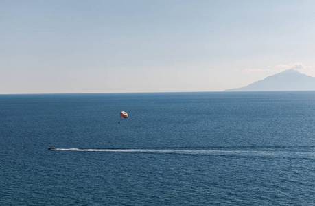 在海上滑翔伞