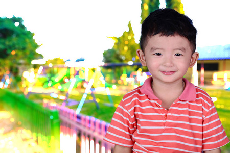 二次曝光的亚洲快乐的小男孩微笑模糊的图像
