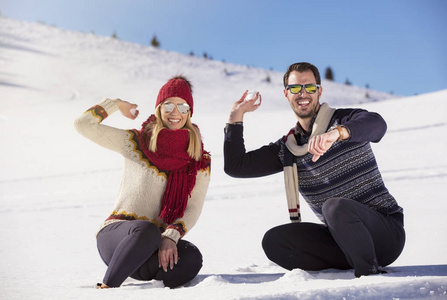 无忧无虑快乐的年轻夫妇，一起在雪中玩乐