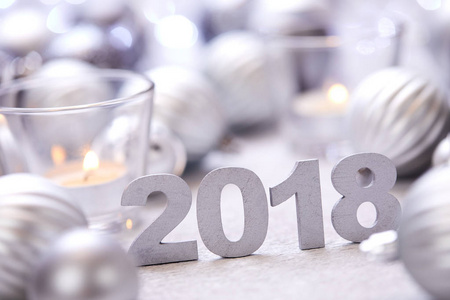 新年装饰数字2018与圣诞节银色球
