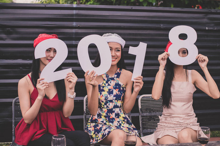 年轻人正在庆祝新年晚会