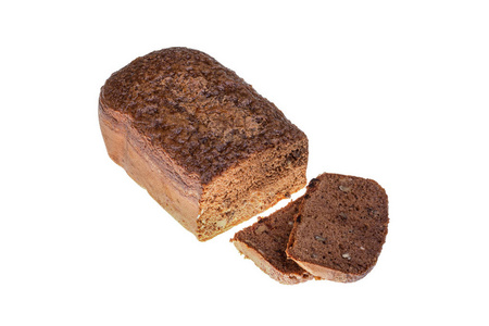 自制可可蛋糕与核桃和葡萄干烘烤在面包机上的白色背景隔离