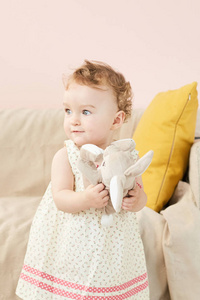 小女孩玩玩具兔