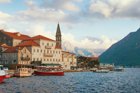 Perast 的老镇的看法与 St. 的教会的钟楼。黑山 Kotor 湾