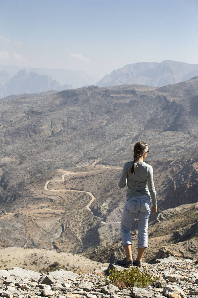 阿曼山女子遥望远方
