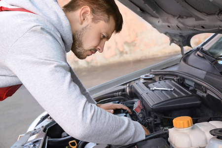 年轻男性机修工修理汽车