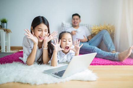 幸福的家庭母亲, 父亲, 孩子的女儿