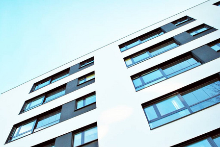 现代公寓建筑在阳光明媚的日子里有蓝天。现代公寓建筑的门面