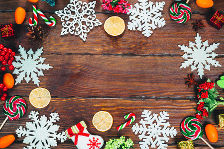 圣诞背景与雪花, 锥, 糖果, 干橘子和柠檬, 装饰品, 装饰品。自由空间