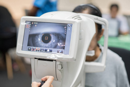 眼科用折射仪眼试验机的妇女