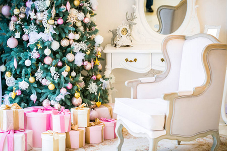 客厅里有圣诞树和礼品盒。美丽的新年装饰经典家居内饰