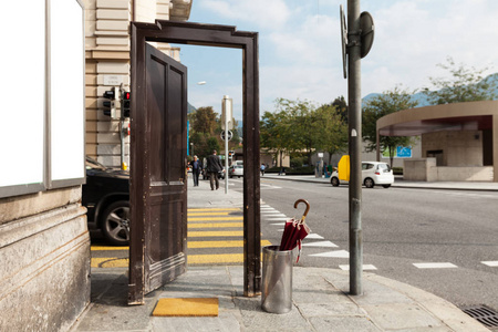 老门开在城市, 超现实主义的场景照片