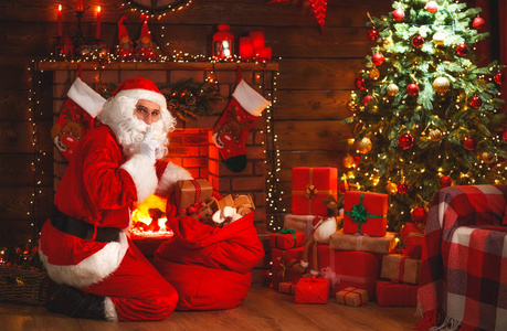 圣诞快乐圣诞老人靠近壁炉和圣诞树的礼物