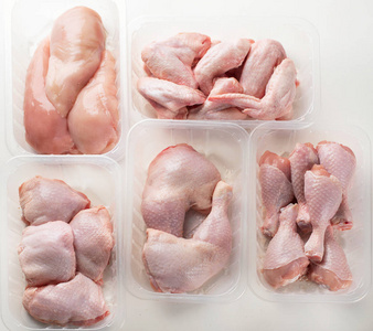 不同类型的生鸡肉在塑料盒