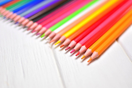 绘图或设计用彩色铅笔的光谱