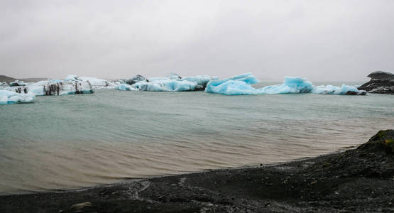 冰岛 Jokulsarlon 冰川河泻湖的冰山