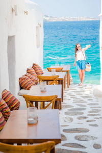 在米科诺斯岛上的一个典型的希腊露天咖啡馆里的露天咖啡馆, 在基克拉迪群岛有令人惊叹的海景