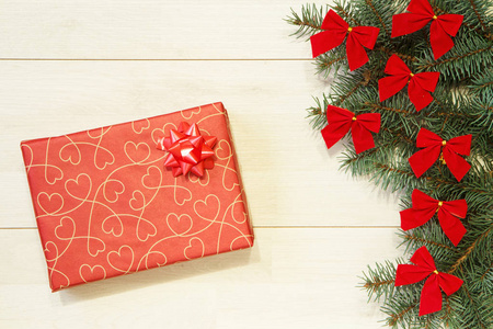 新年圣诞礼品包, 树与红色弓的木制背景模板