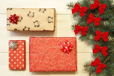 新年圣诞礼品包, 树与红色弓的木制背景模板