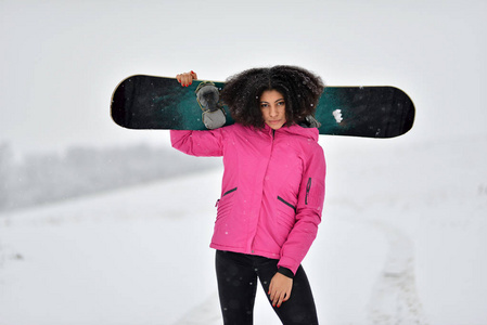 冬天的年轻女子滑雪