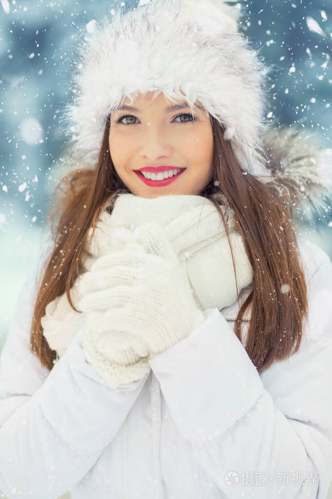 美丽微笑的年轻女子穿着暖和的衣服 冬季雪中画像的概念照片 正版商用图片0ufgkf 摄图新视界