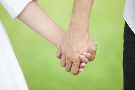 两只手紧紧地握在一起照片