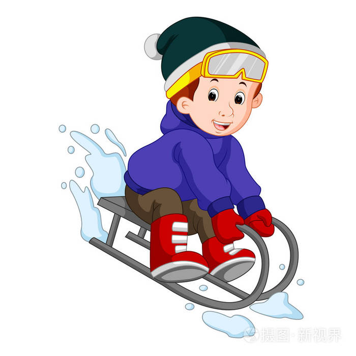 可爱的男孩在雪地里滑雪橇