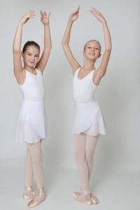白人青少年芭蕾舞的演播室形象在白色背景