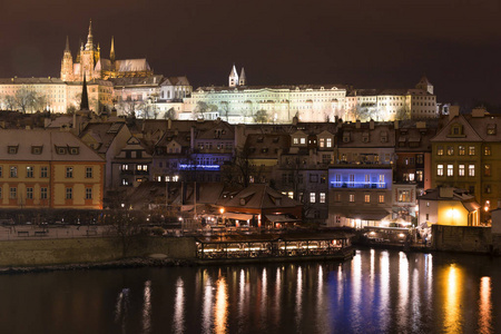 晚上五颜六色的下雪的圣诞节布拉格小镇与哥特式城堡和查尔斯桥梁, 捷克共和国