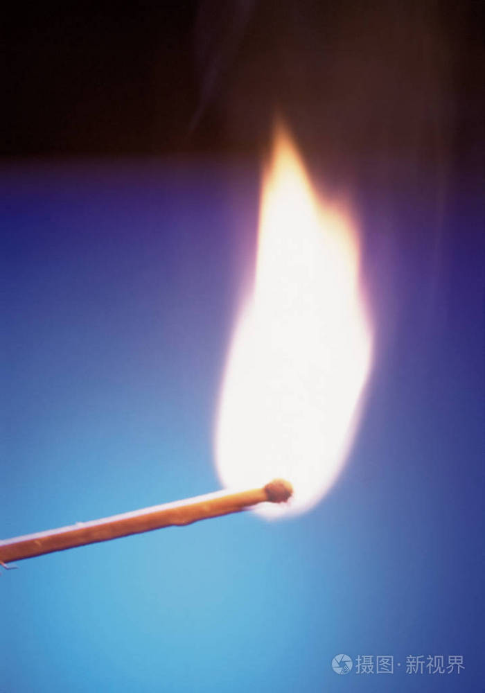 蓝色背景下的烟雾点燃火柴