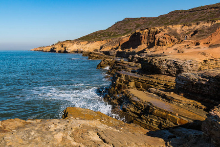 加利福尼亚圣地亚哥 tidepools 的悬崖侵蚀和海浪